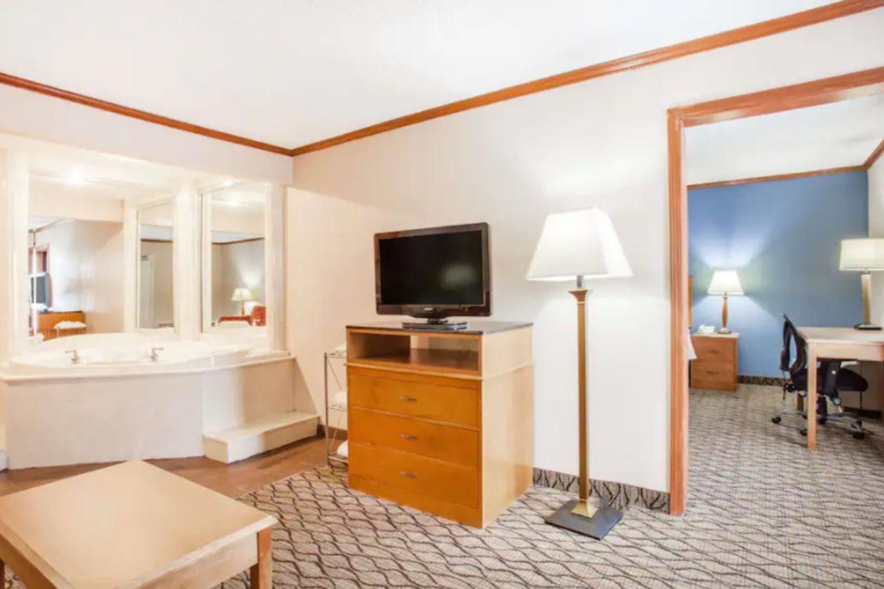 Hotel Baymont By Wyndham Madison Heights Detroit Area Extérieur photo