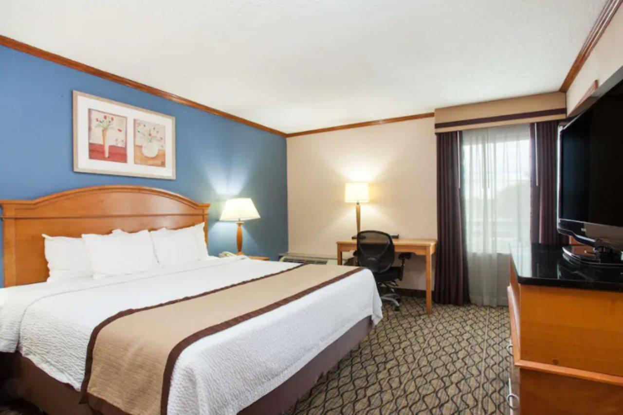 Hotel Baymont By Wyndham Madison Heights Detroit Area Extérieur photo