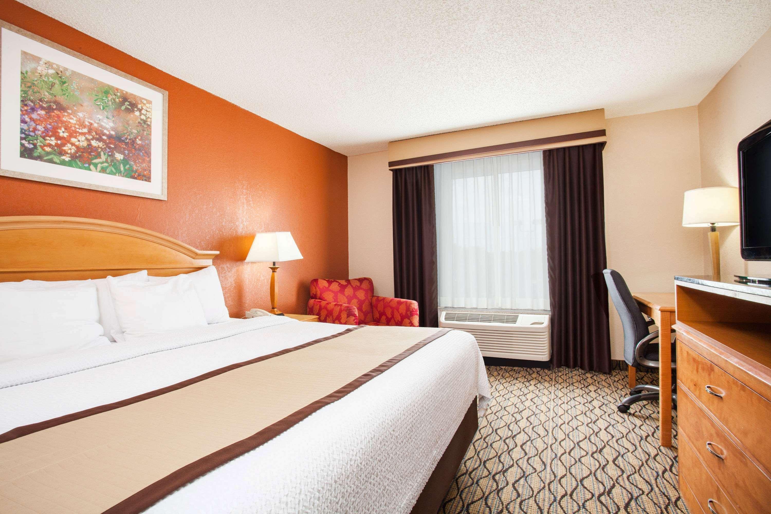 Hotel Baymont By Wyndham Madison Heights Detroit Area Extérieur photo
