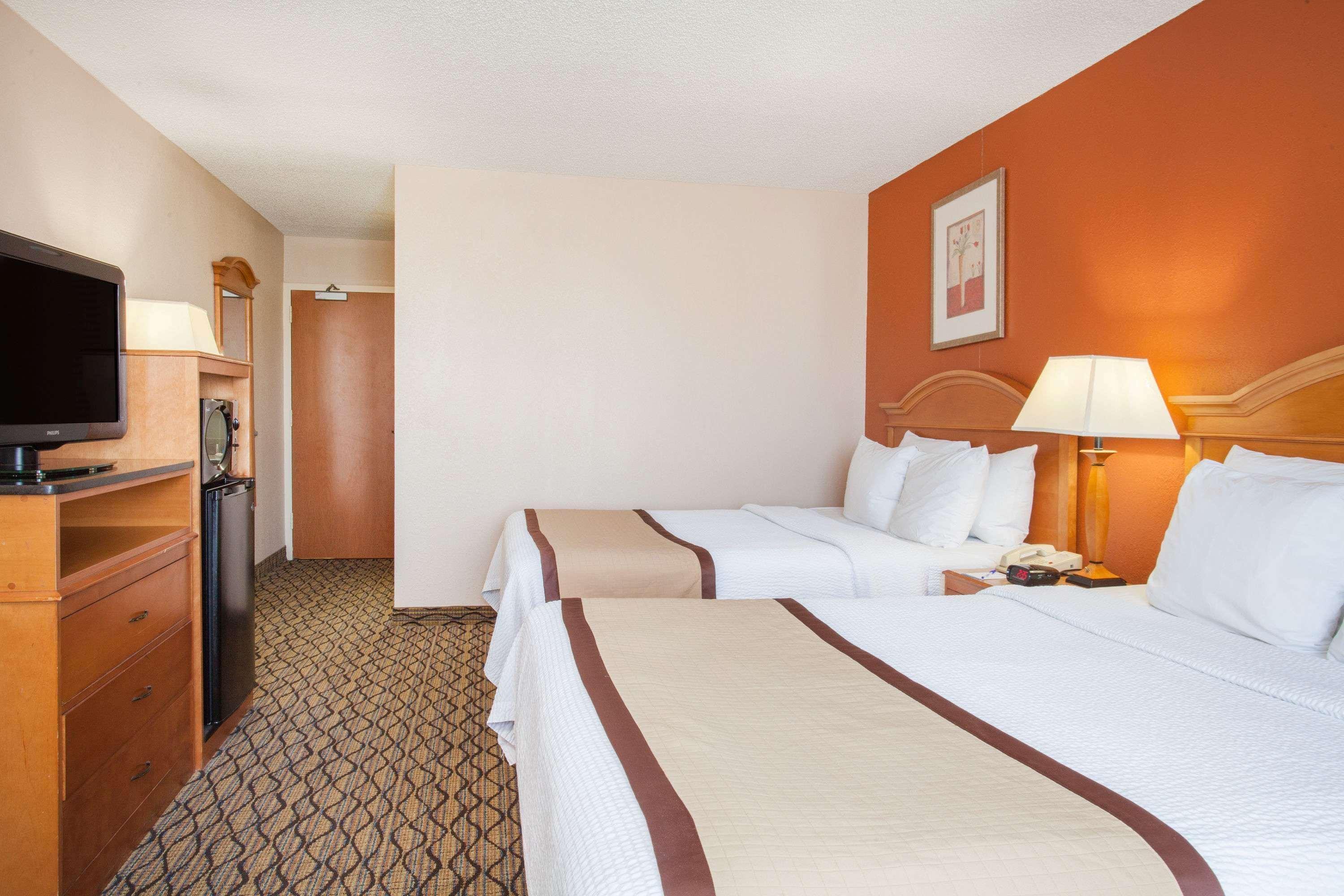Hotel Baymont By Wyndham Madison Heights Detroit Area Extérieur photo