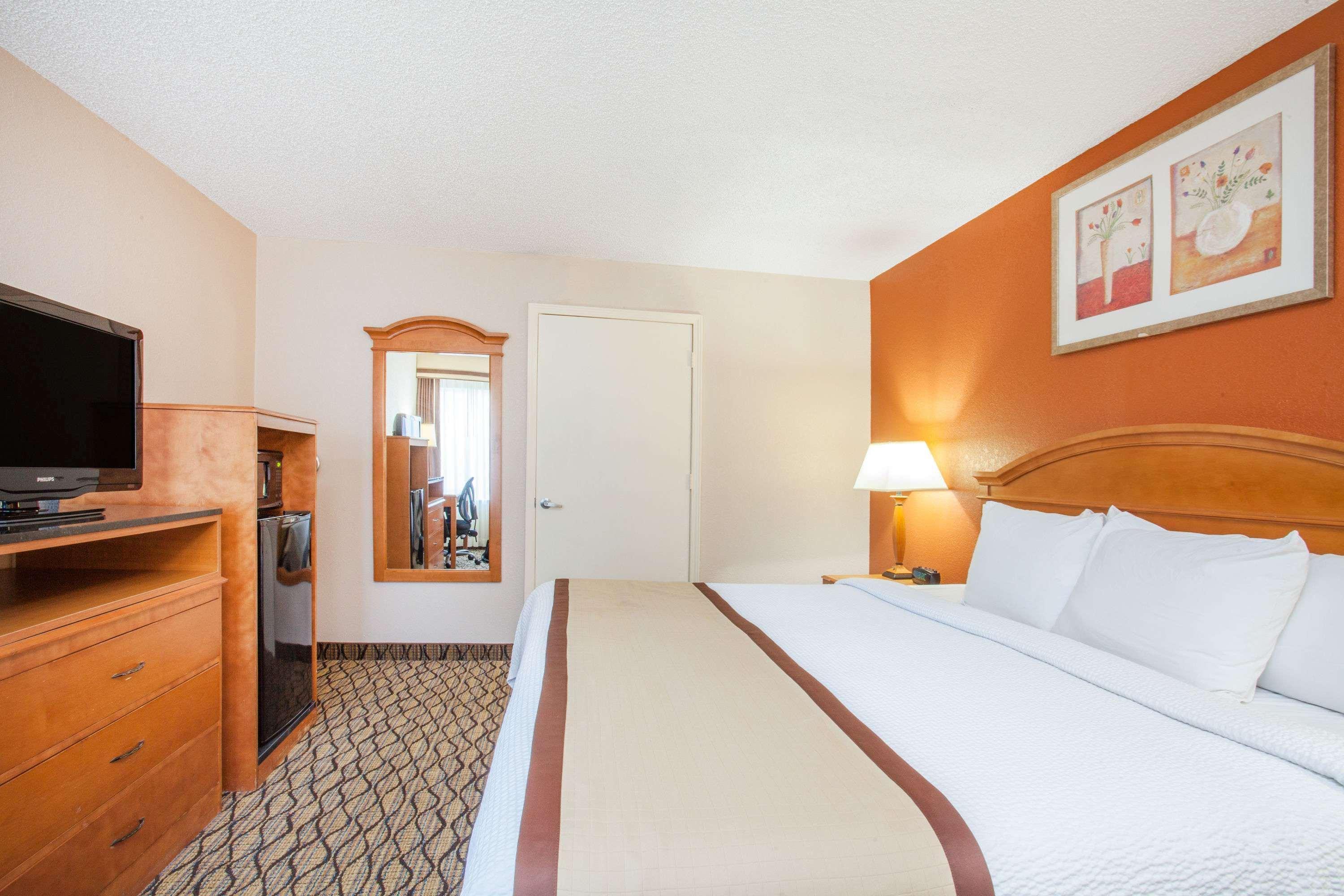 Hotel Baymont By Wyndham Madison Heights Detroit Area Extérieur photo