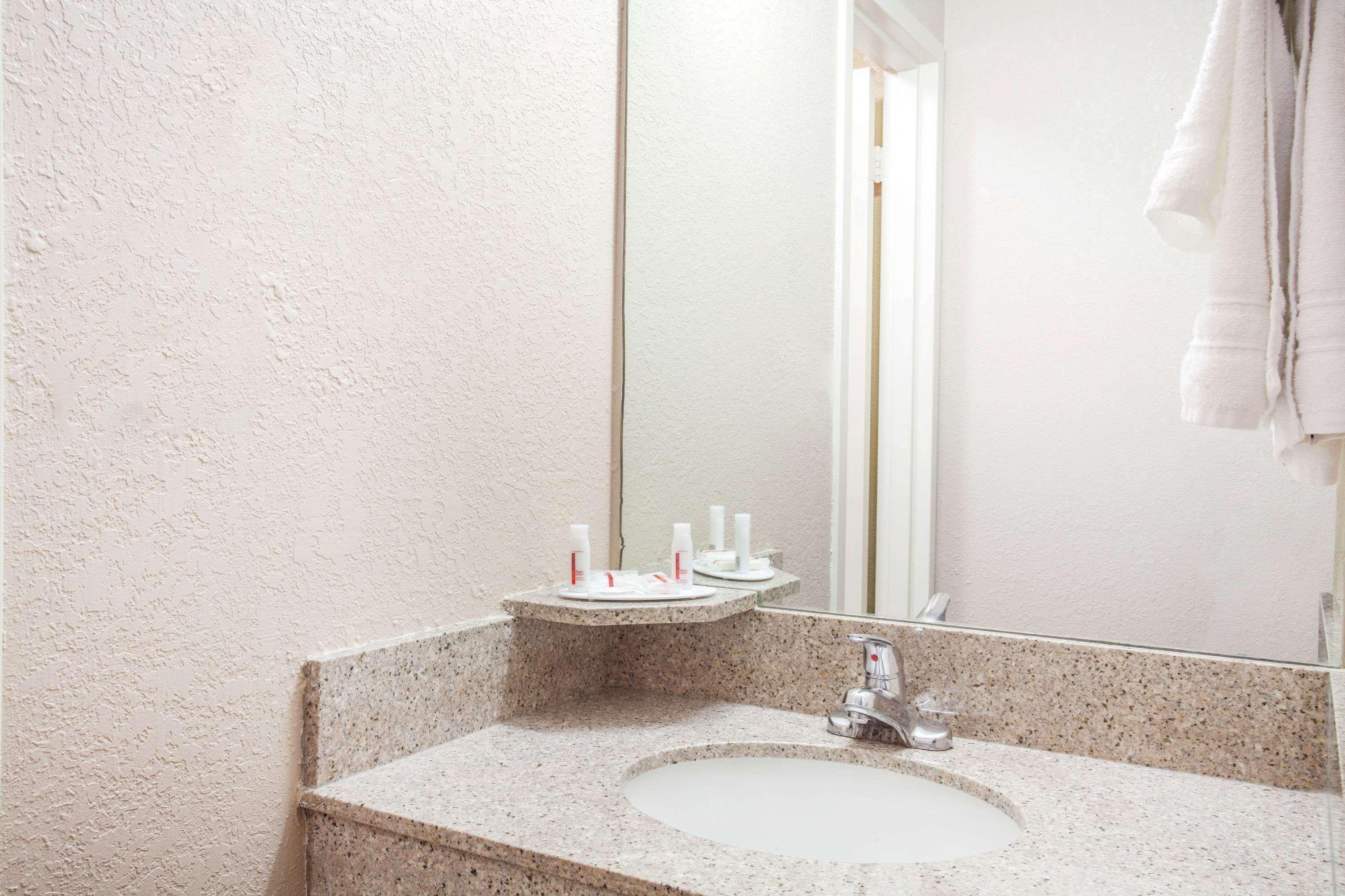 Hotel Baymont By Wyndham Madison Heights Detroit Area Extérieur photo